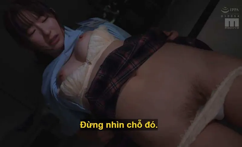 Ông sếp lập mưu "yêu đương" cô nhân viên dưới quyền kiêu kỳ lười nhác, suốt ngày chỉ chăm chăm chat chit cùng người yêu.